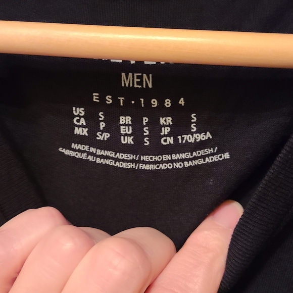 Black t-shirt v-neck - Picture 3 of 4